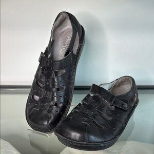 Black Leather Algeria Fisherman Flats size 7 EUC